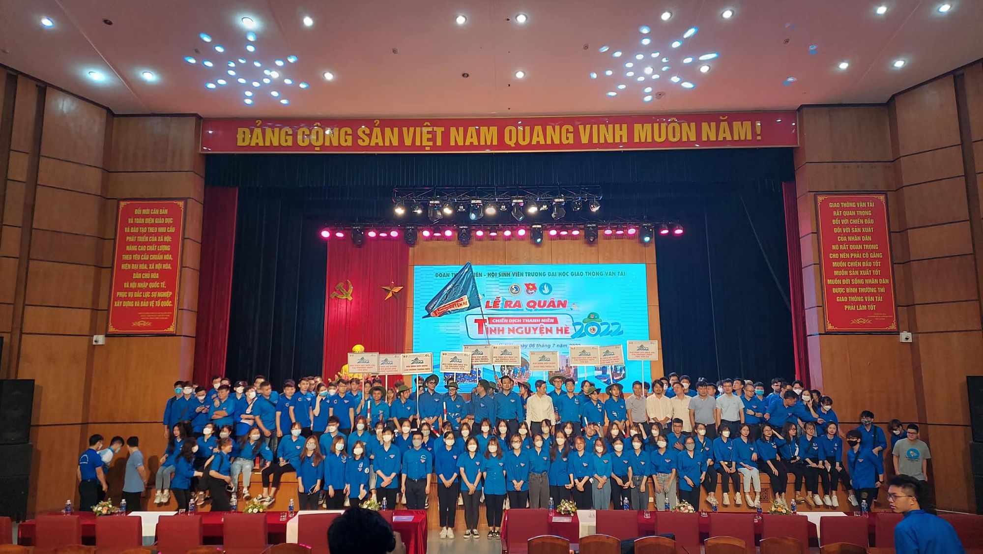 lễ ra qu&acirc;n đội t&igrave;nh nguyện sinh vi&ecirc;n của trường