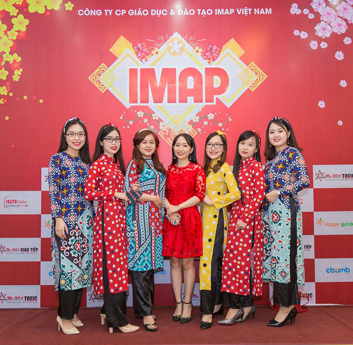 Các chị em diện đồ lộng lẫy checkin sự kiện