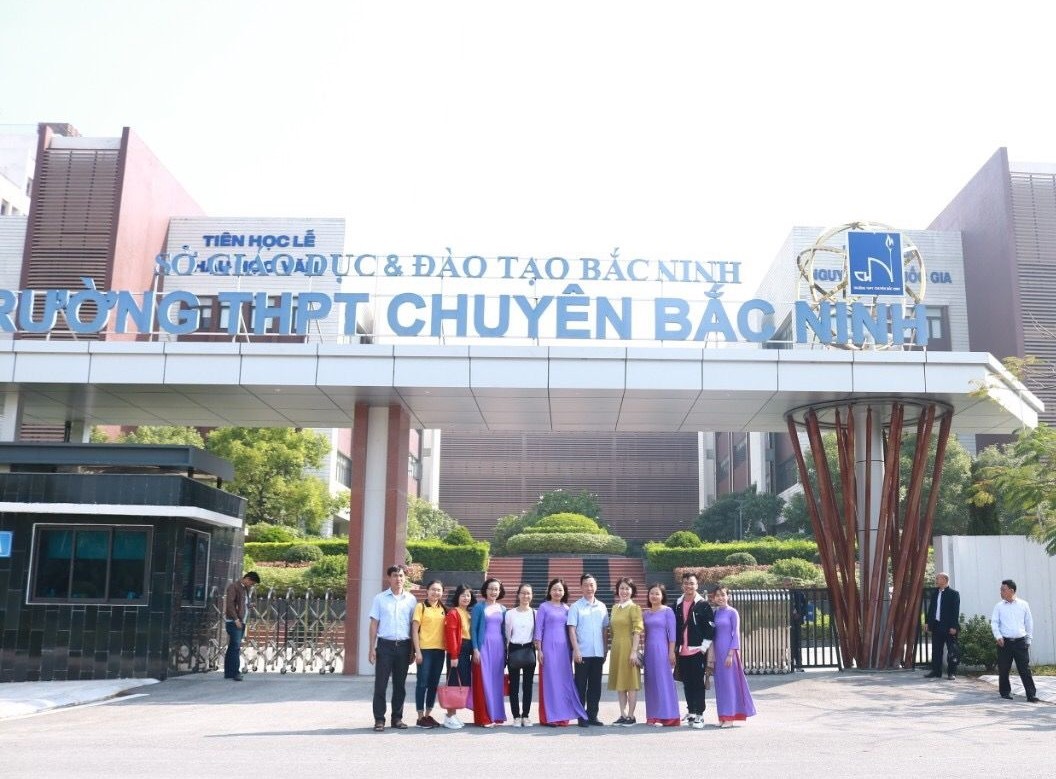 thầy c&ocirc; gi&aacute;o của trường