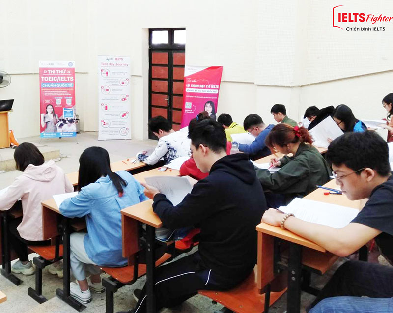 Thi thử IELTS đại học Thương Mại - IELTS Fighter 2