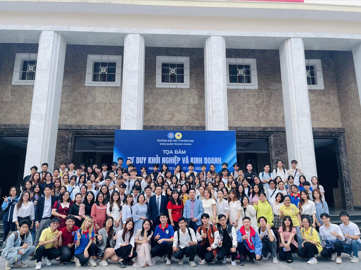 thầy v&agrave; tr&ograve; đại học thương mại