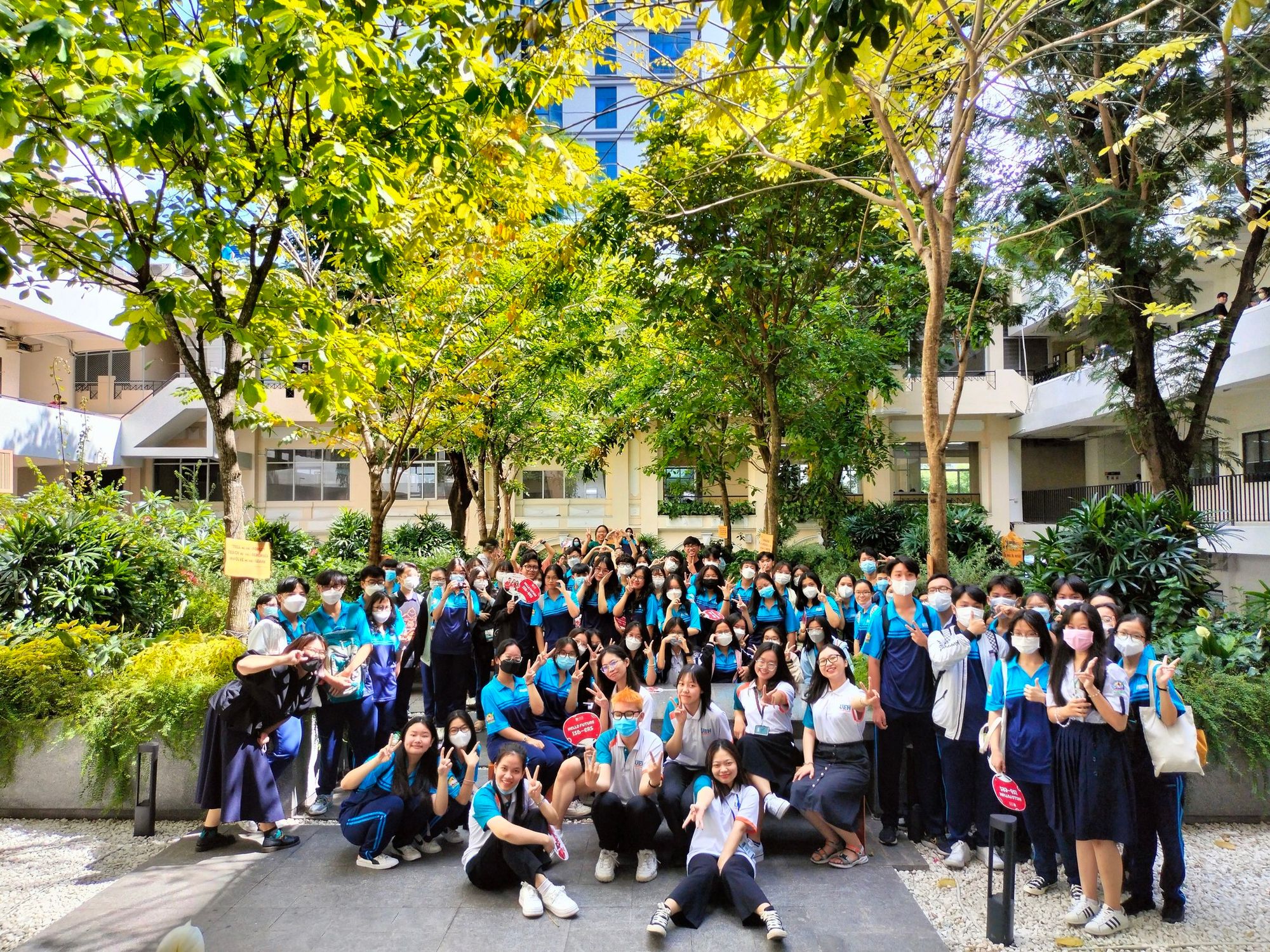 sinh vi&ecirc;n trường UEH