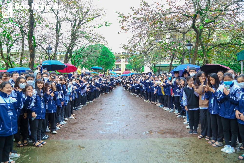 học sinh trường đ&oacute;n hoa hậu Nguyễn Th&uacute;c Thuỳ Ti&ecirc;n