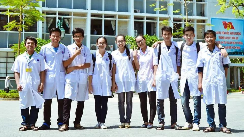 sinh vi&ecirc;n đại học y dược H&agrave; Nội