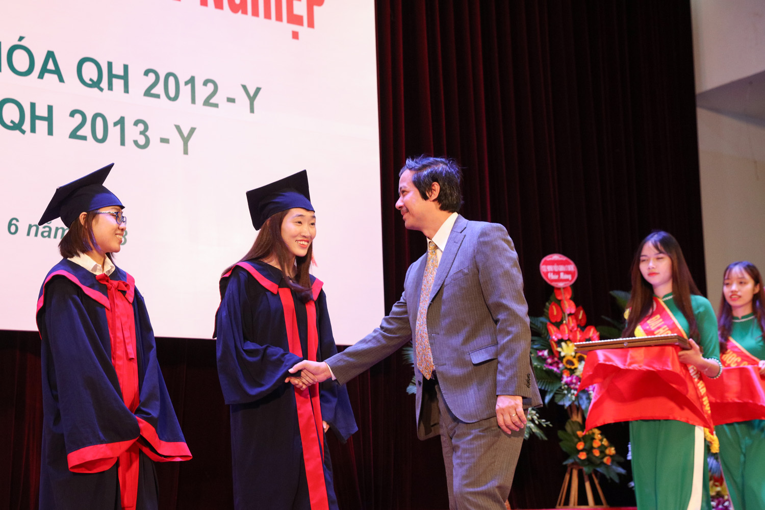 sinh vi&ecirc;n nhận bằng