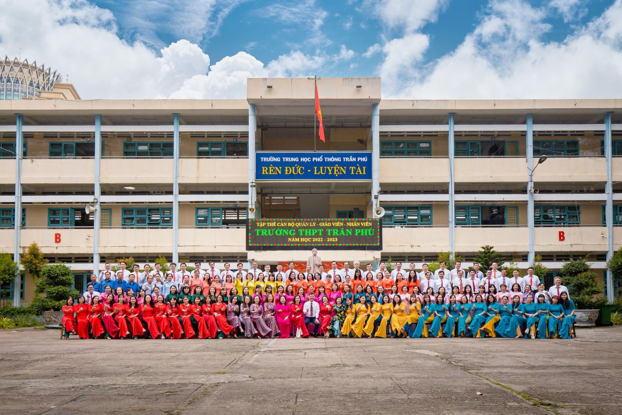 Tập thể c&aacute;n bộ quản l&yacute; - gi&aacute;o vi&ecirc;n - nh&acirc;n vi&ecirc;n trường