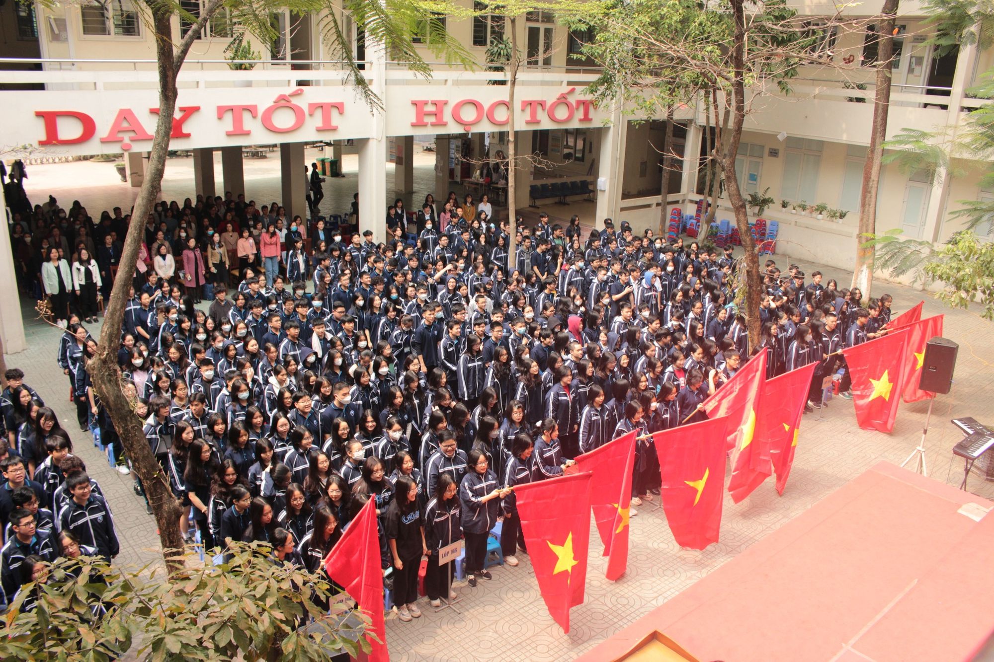 Hoạt động ch&agrave;o cờ của CNN