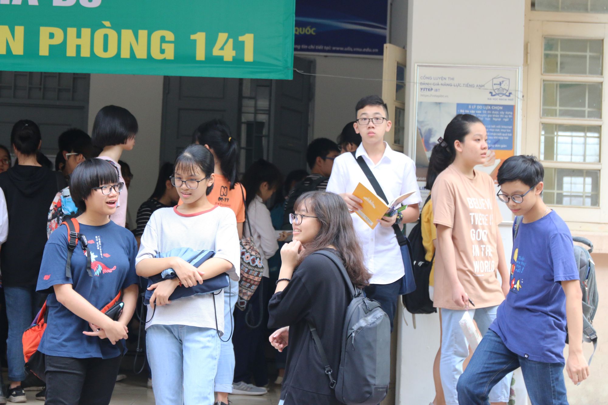 Th&iacute; sinh đến dự tuyển