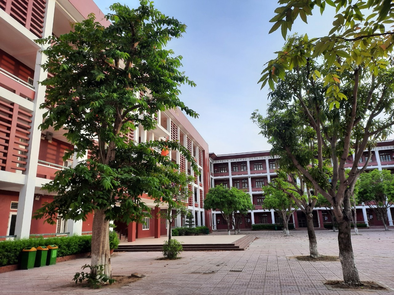 s&acirc;n trường THPT Huỳnh Th&uacute;c Kh&aacute;ng