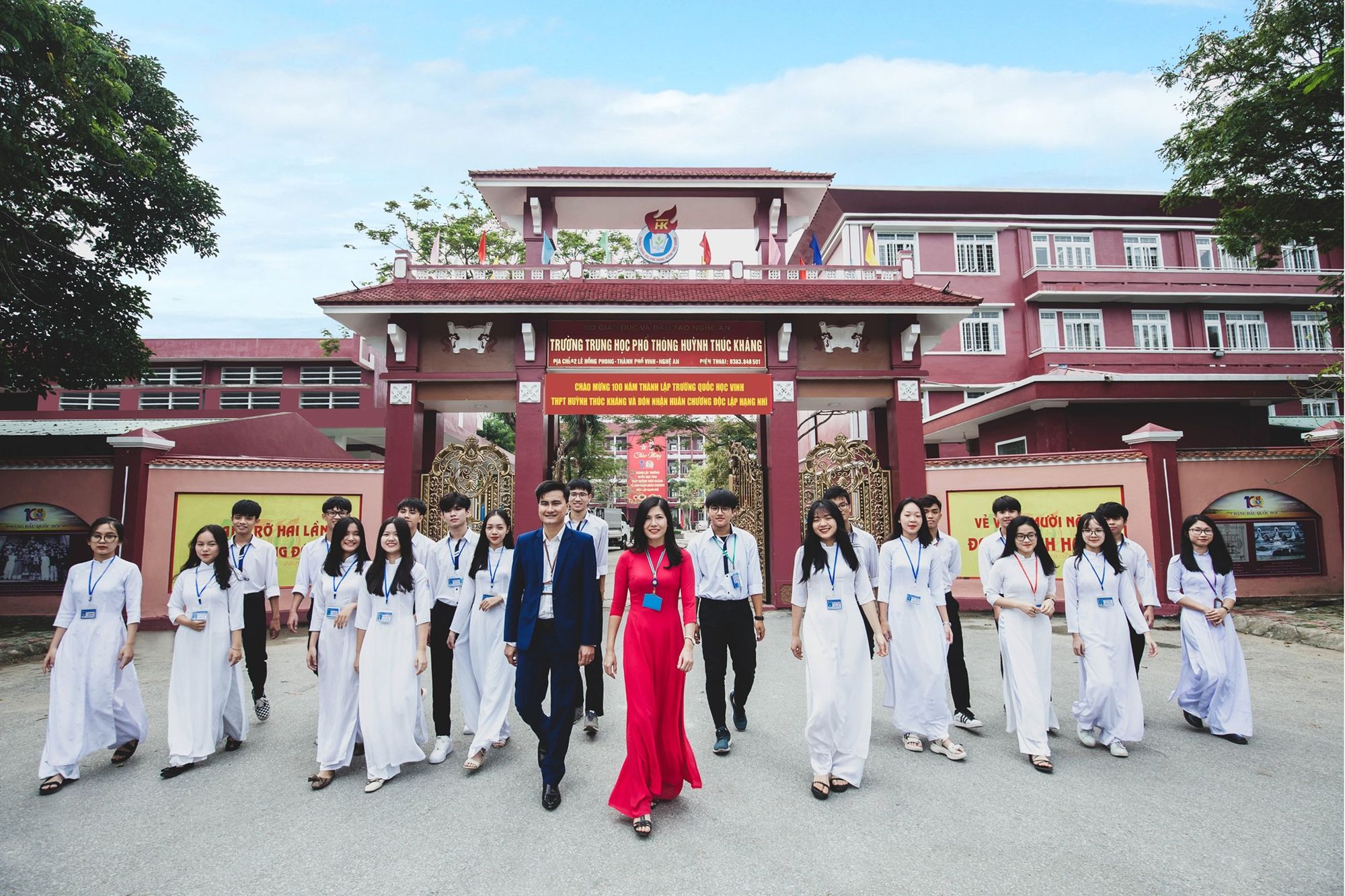 thầy v&agrave; tr&ograve; trường THPT Huỳnh Th&uacute;c Kh&aacute;ng