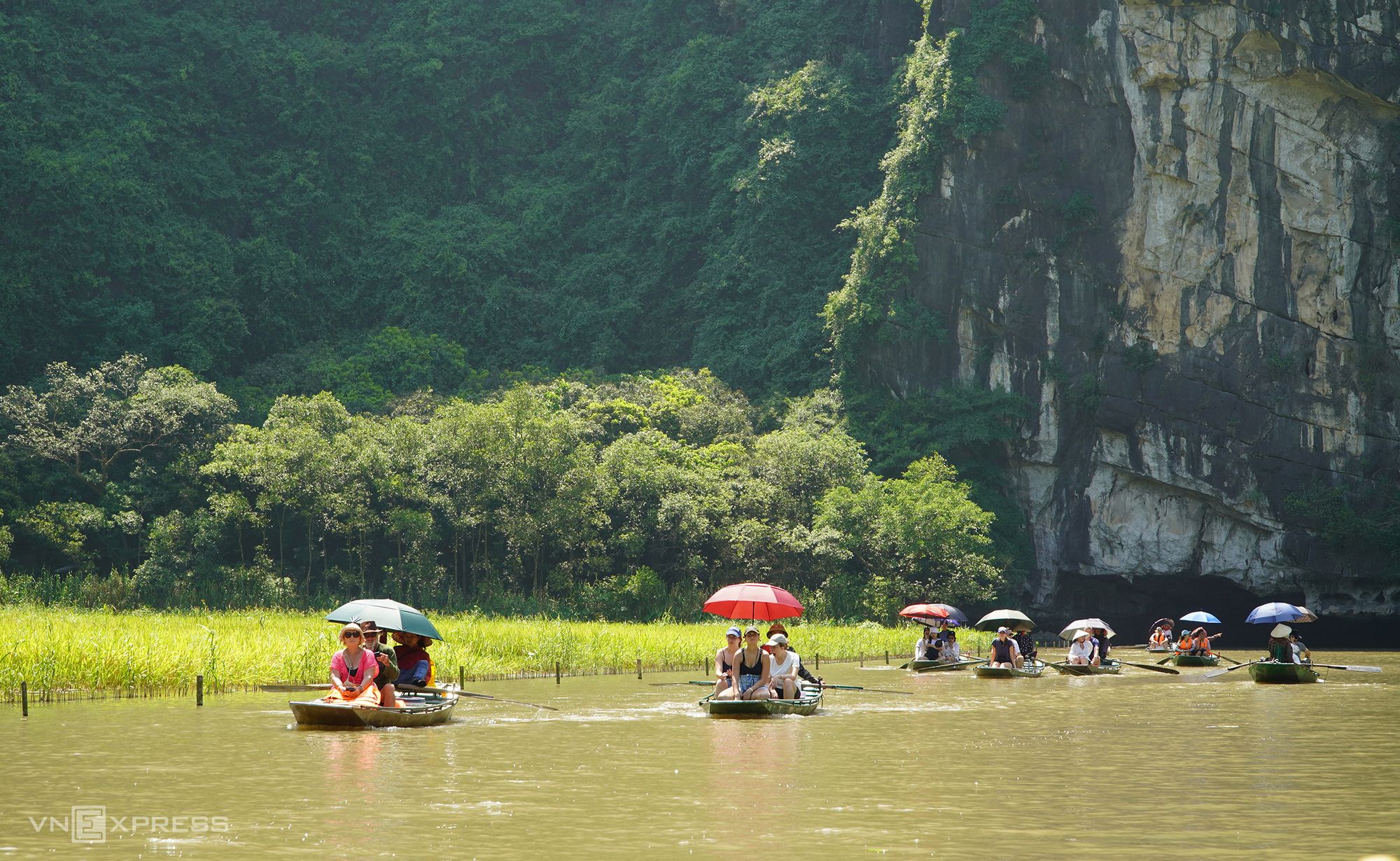 Du kh&aacute;ch đến Ninh B&igrave;nh