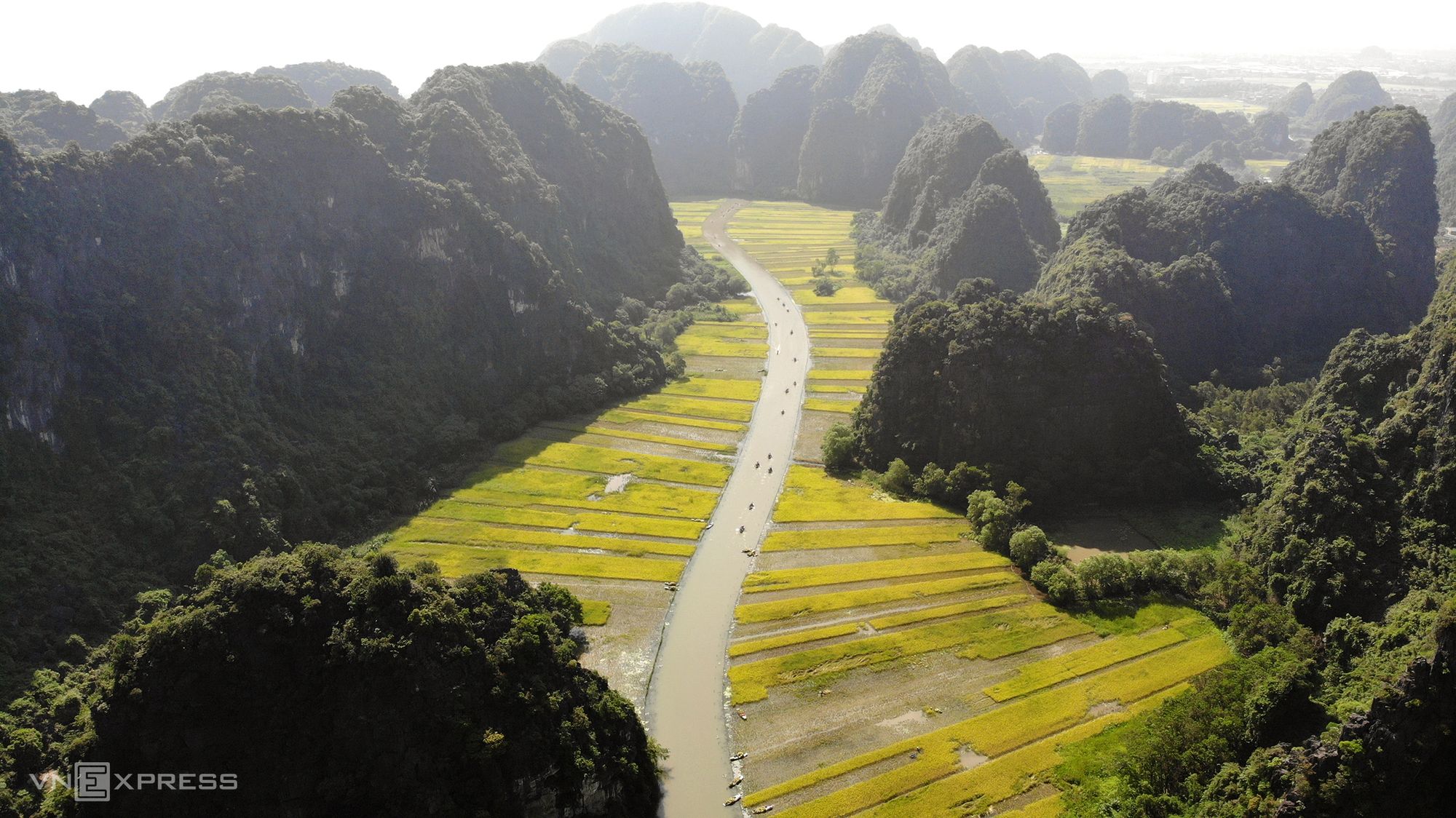 Phong cảnh Tam Cốc B&iacute;ch Động ở tr&ecirc;n cao