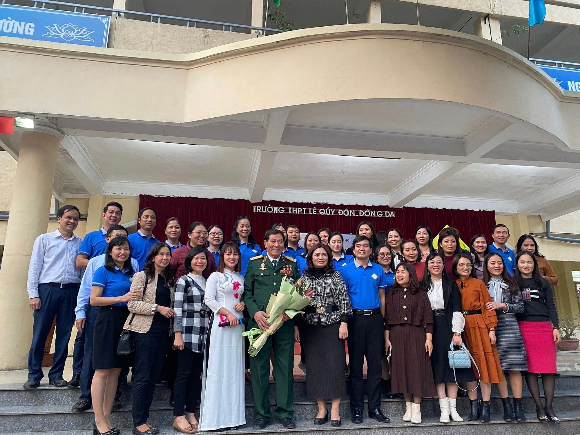 thầy c&ocirc; trường THPT L&ecirc; Qu&yacute; Đ&ocirc;n