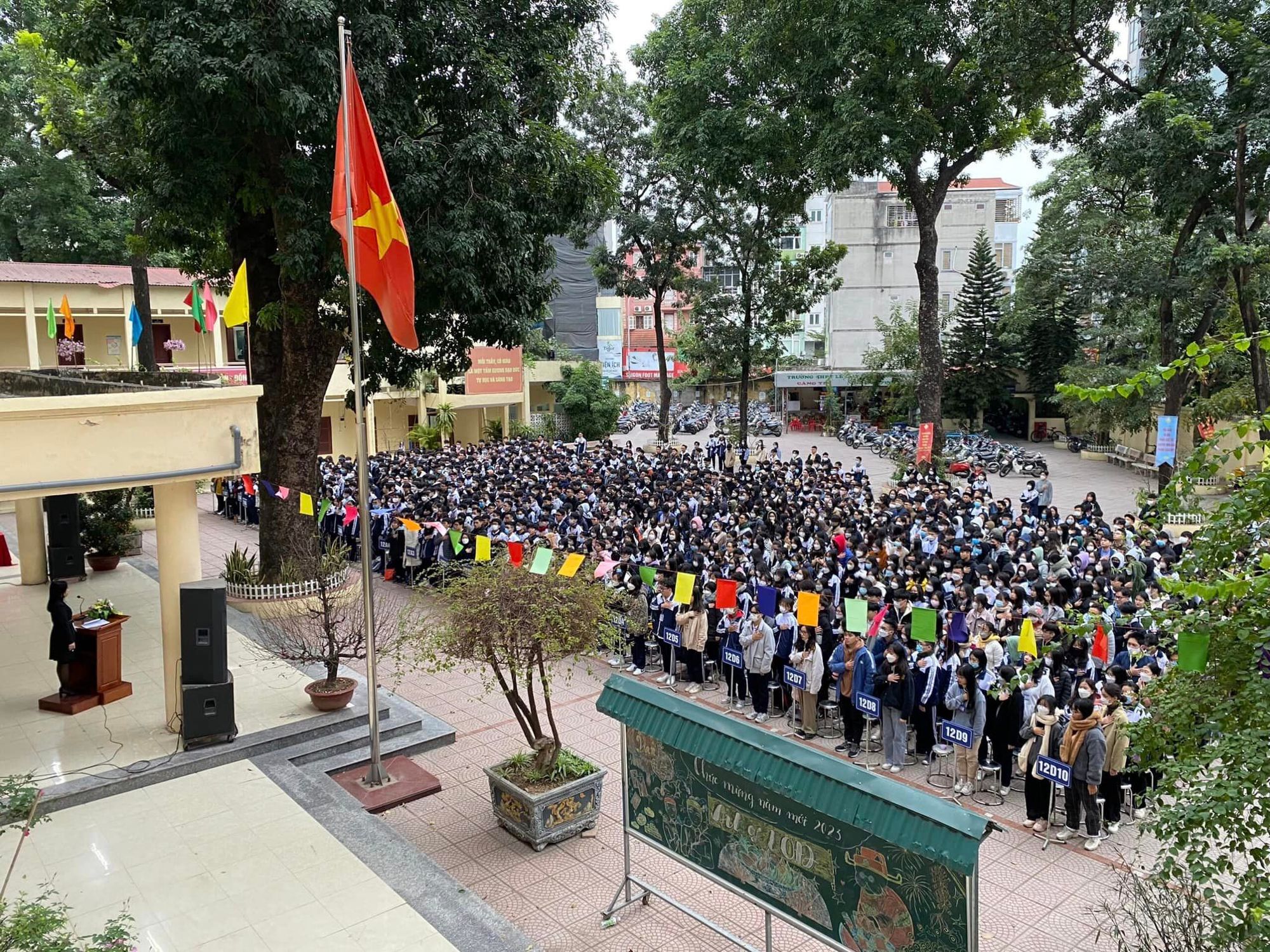 s&acirc;n trường THPT L&ecirc; Qu&yacute; Đ&ocirc;n 