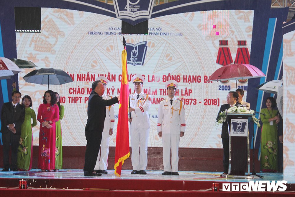 Trường THPT Phan Đ&igrave;nh Ph&ugrave;ng đ&oacute;n nhận Hu&acirc;n chương Lao động hạng Ba