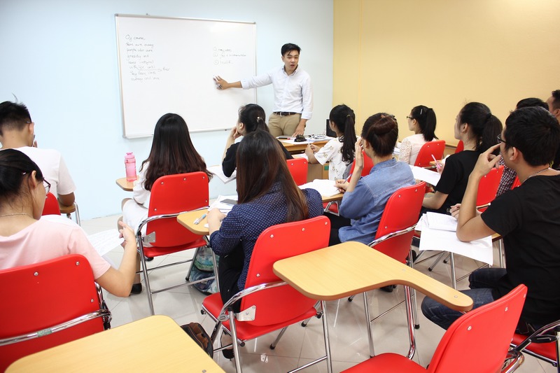 Học viên lớp  Foundation F70 chăm chú nghe giảng bài