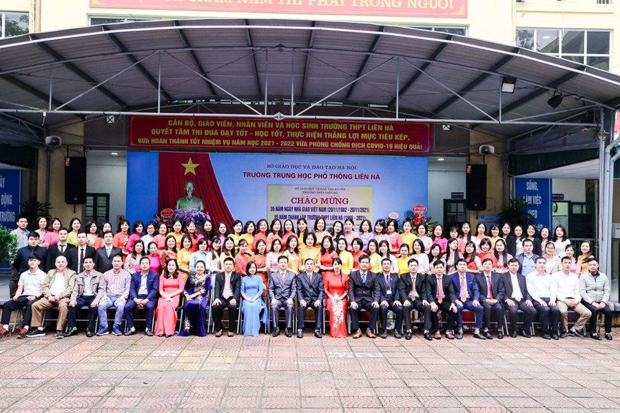 Đội ngũ c&aacute;n bộ, gi&aacute;o vi&ecirc;n THPT Li&ecirc;n H&agrave;