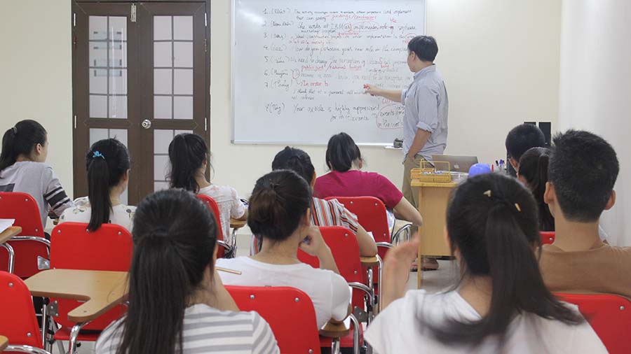 Thầy Tùng IELTS Fighter đang giảng bài hay say