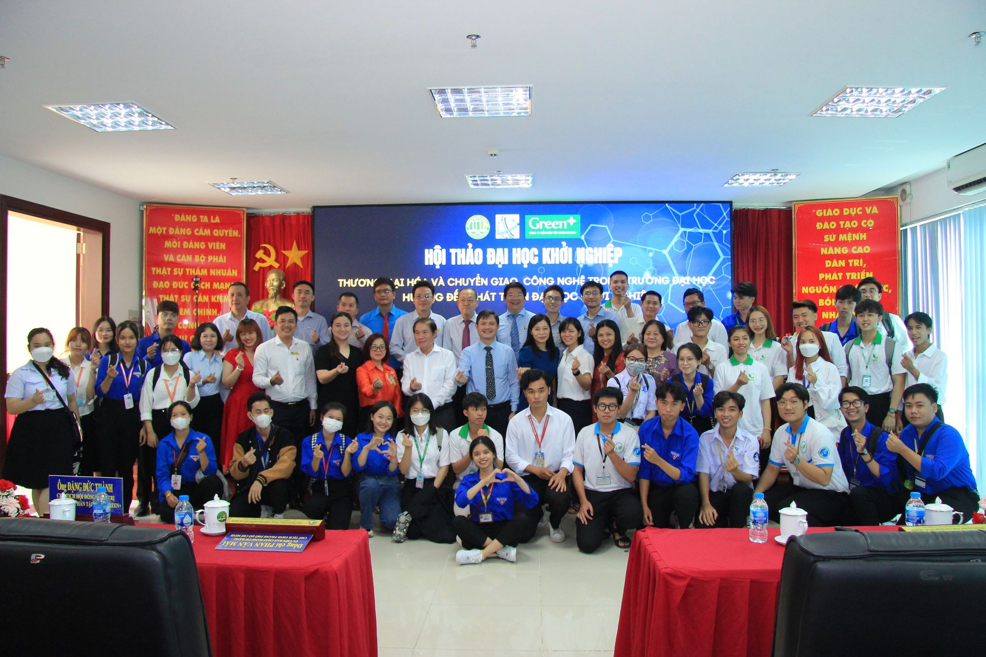 thầy c&ocirc; v&agrave; sinh vi&ecirc;n trường N&ocirc;ng L&acirc;m