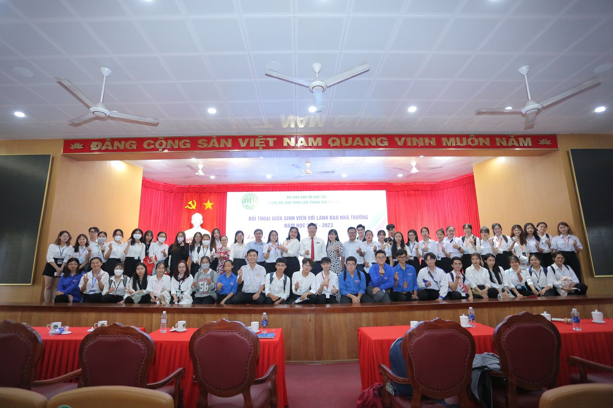 thầy c&ocirc; v&agrave; sinh vi&ecirc;n