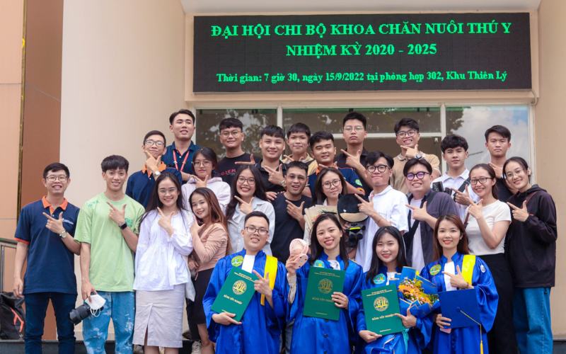 sinh vi&ecirc;n v&agrave; thầy c&ocirc; trường n&ocirc;ng l&acirc;m