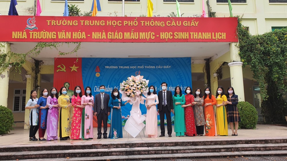 thầy c&ocirc; trường thpt Cầu Giấy