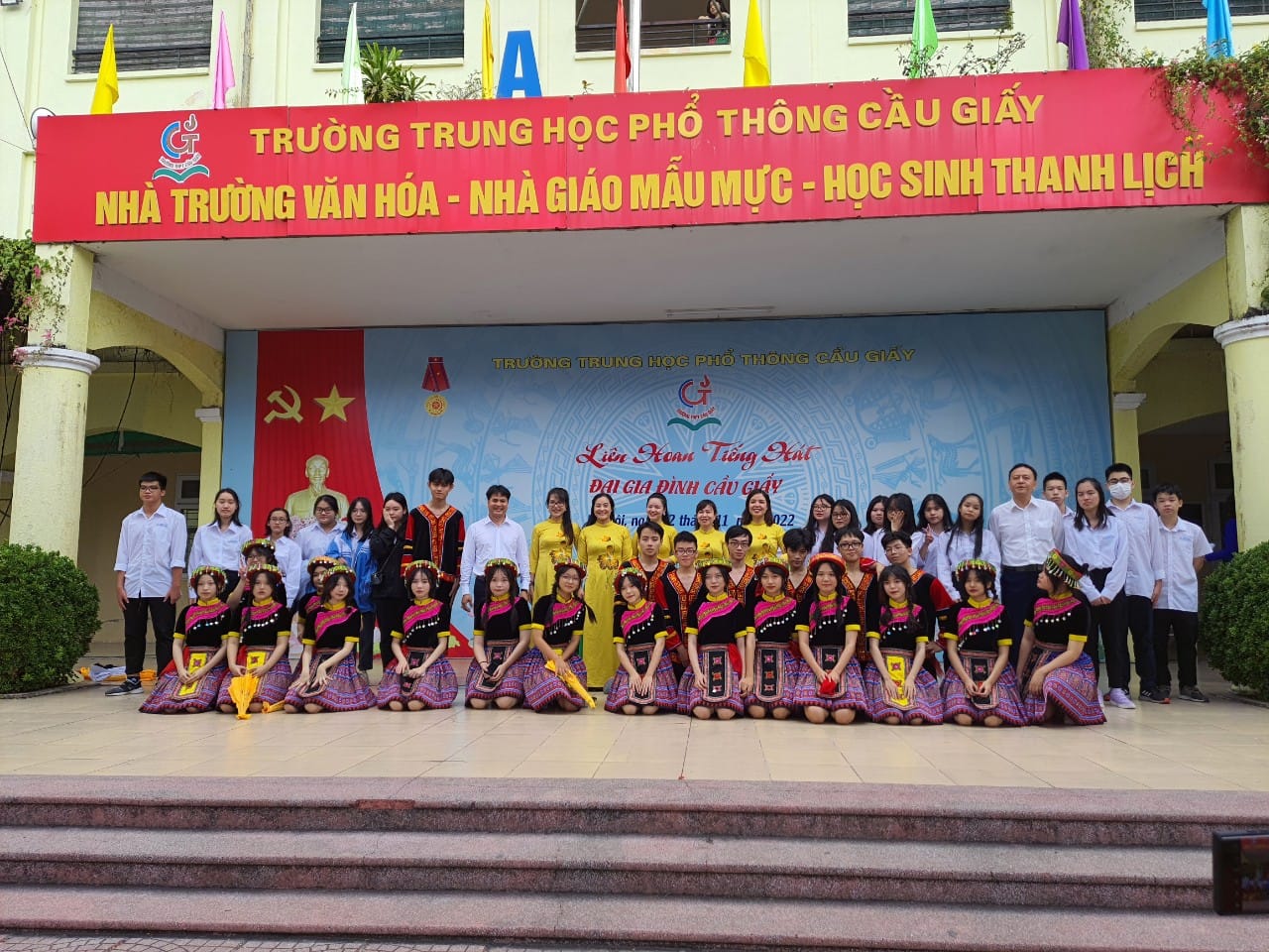 thầy v&agrave; tr&ograve; trường thpt Cầu Giấy