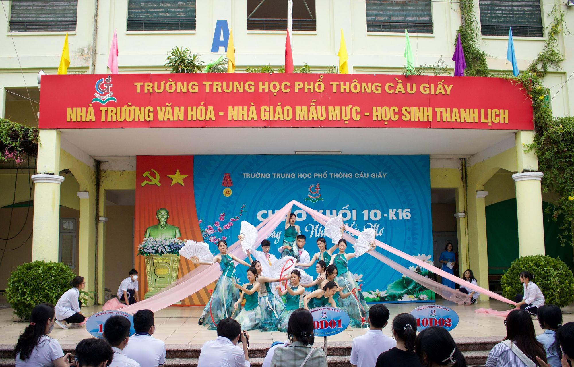 văn nghệ ch&agrave;o mừng khối lớp 10