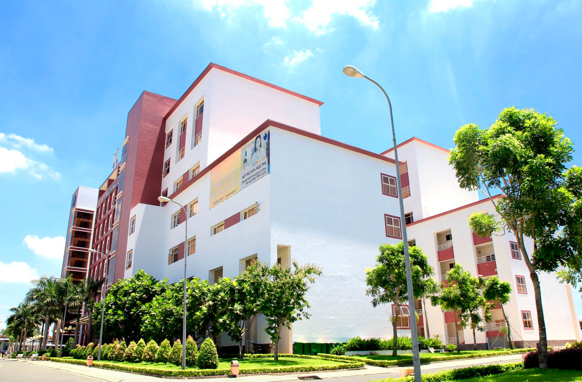 khu&ocirc;n vi&ecirc;n trường đại học quốc tế HCM