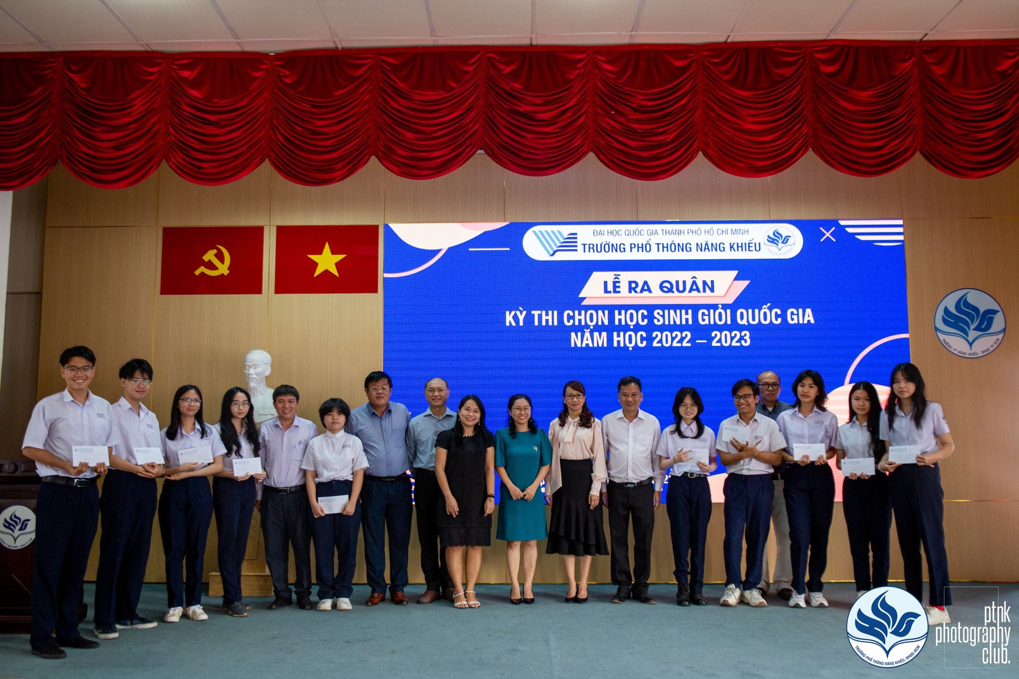 thầy v&agrave; tr&ograve; trường PTNK HCM