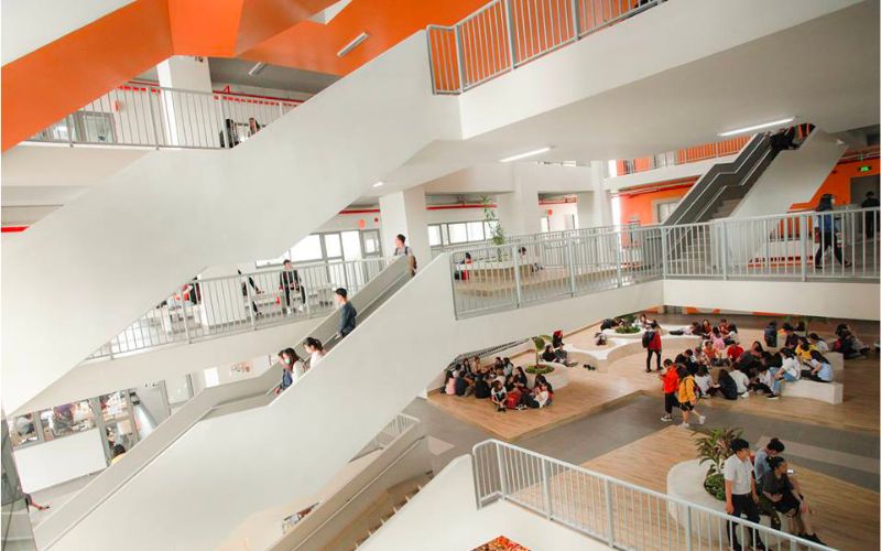 Khu&ocirc;n vi&ecirc;n trường 