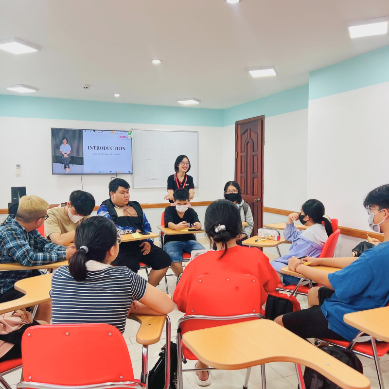 Học vi&ecirc;n được xếp ngồi th&agrave;nh v&ograve;ng tr&ograve;n để luyện Speaking c&ugrave;ng nhau 