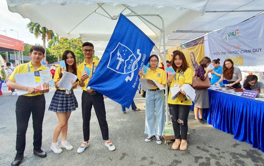 sinh vi&ecirc;n Đại học Ngoại Ngữ