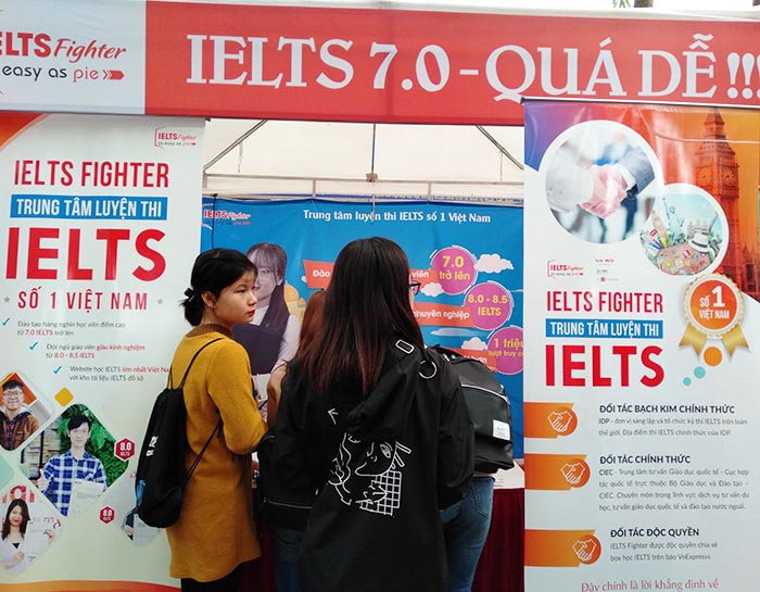 Tư vấn học IELTS tại ngày hội việc làm tại KTQD - IELTS Fighter 