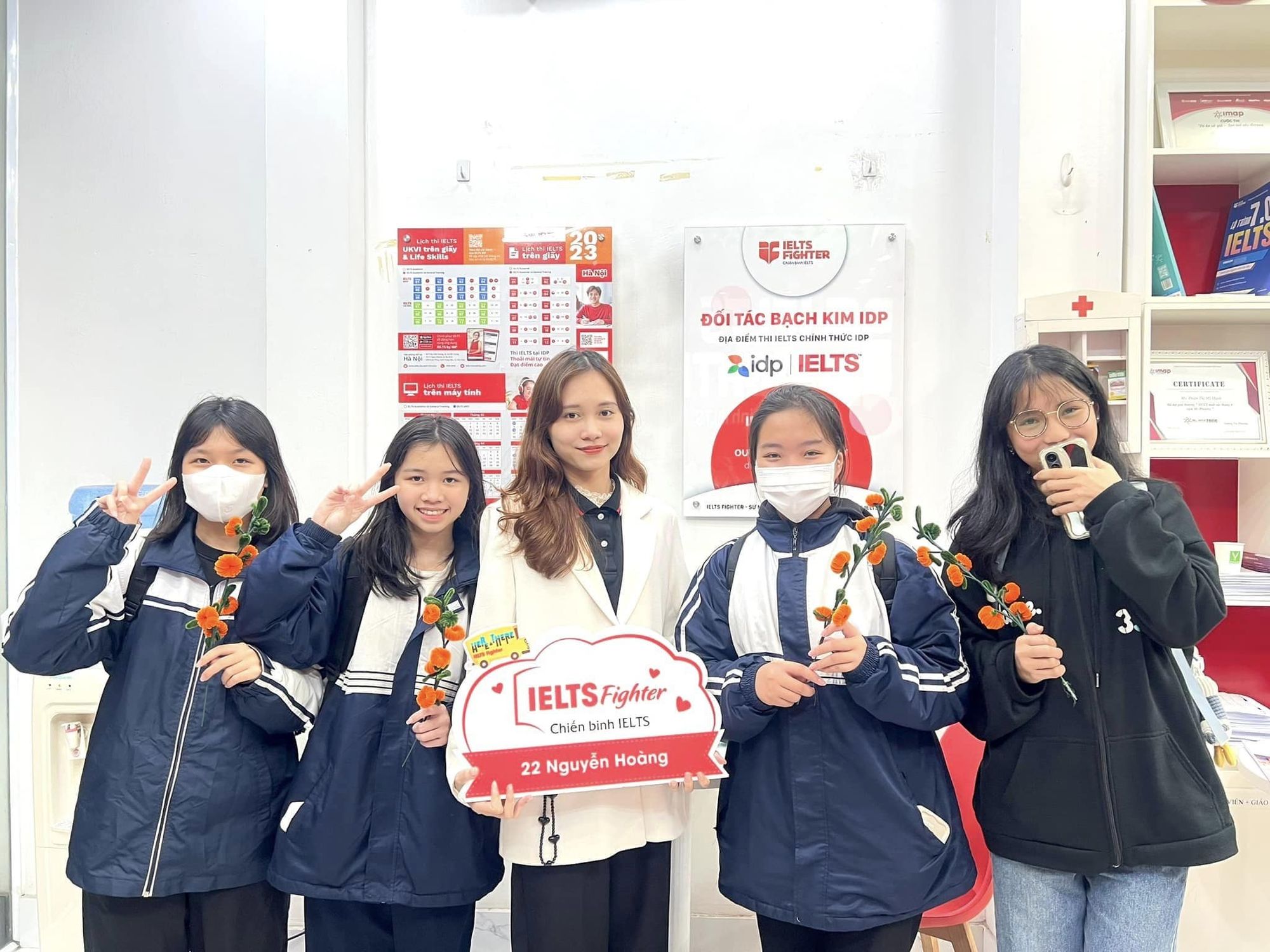 C&aacute;c bạn học vi&ecirc;n tự tay l&agrave;m c&agrave;nh quất, c&agrave;nh đ&agrave;o trang tr&iacute; lớp học