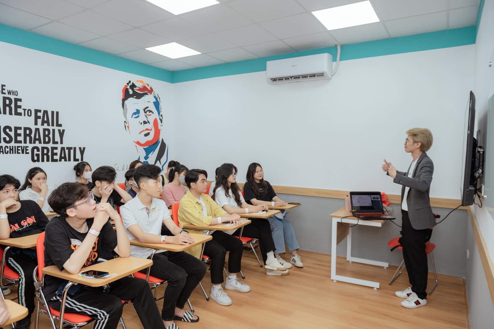 Thầy c&ocirc; tại IELTS Fighter lu&ocirc;n l&agrave; người truyền lửa tới học tr&ograve;