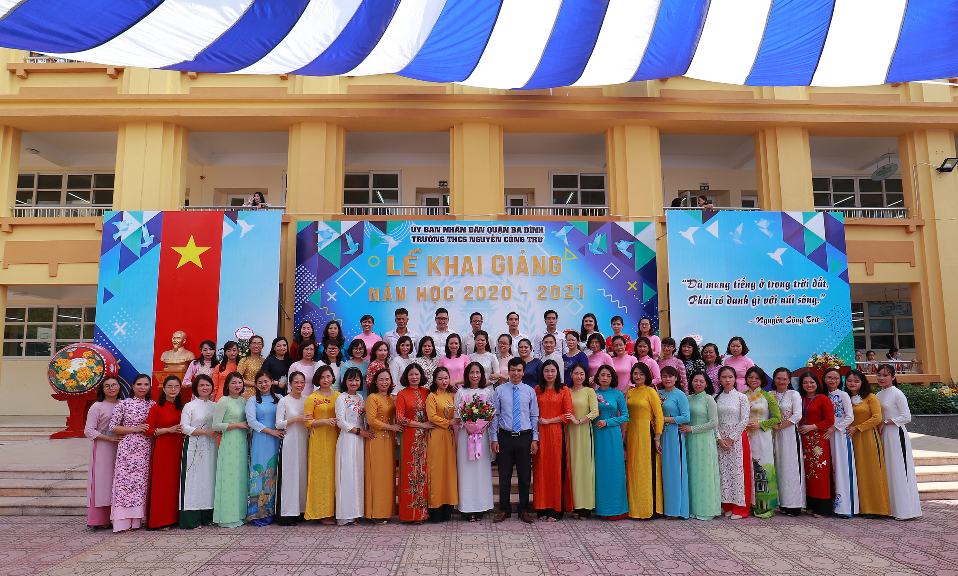 Đội ngũ gi&aacute;o vi&ecirc;n trường THCS Nguyễn C&ocirc;ng Trứ