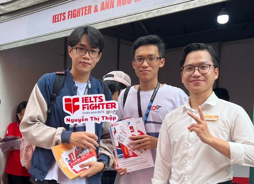 C&aacute;c bạn sinh vi&ecirc;n ĐH T&ocirc;n Đức Thắng trong Ng&agrave;y hội tuyển dụng