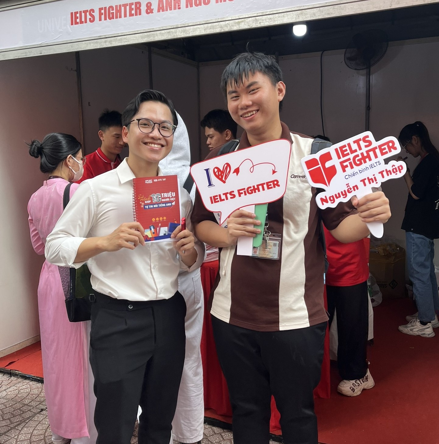 C&aacute;c bạn sinh vi&ecirc;n TDTU c&ugrave;ng c&aacute;c phần qu&agrave; trao tặng từ IELTS Fighter