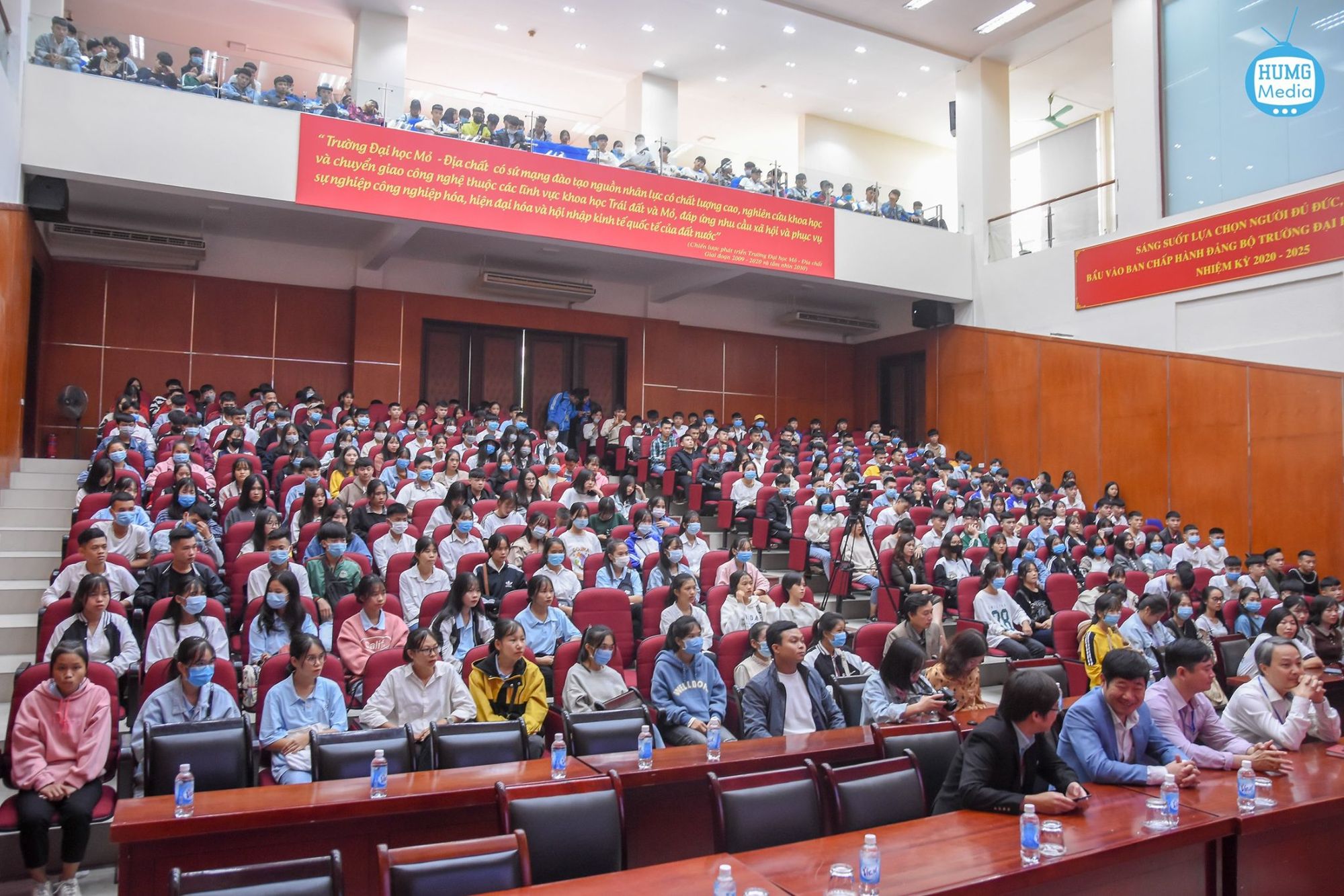 giảng đường đại học Mỏ Địa chất