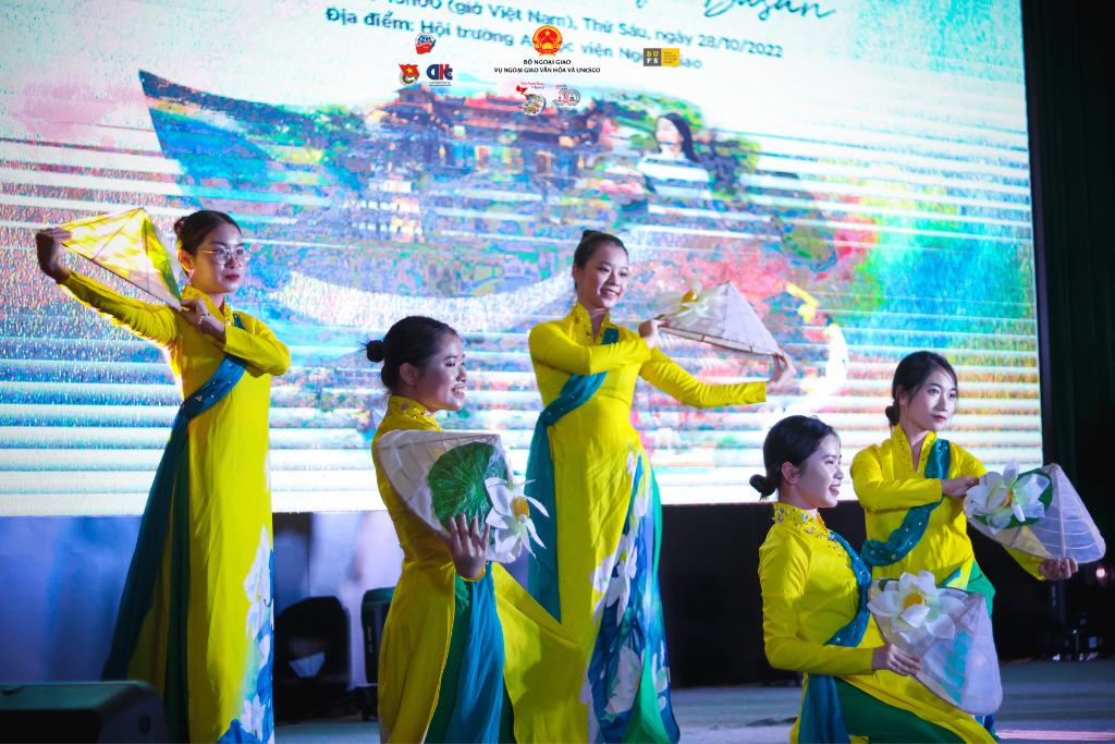 hoạt động ngoại kho&aacute;