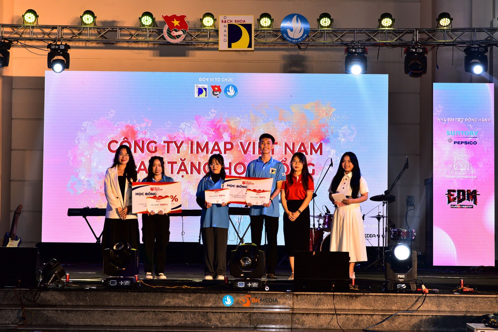 IELTS Fighter trao tặng c&aacute;c phần học bổng cho c&aacute;c bạn sinh vi&ecirc;n ĐH B&aacute;ch khoa - ĐH Đ&agrave; Nẵng