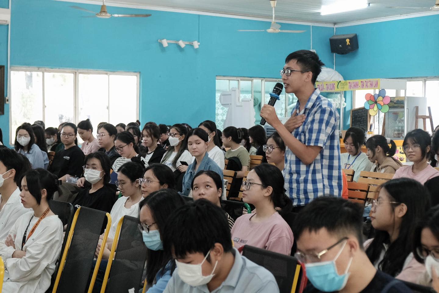 C&aacute;c bạn sinh vi&ecirc;n t&iacute;ch cực tham gia, đặt c&acirc;u hỏi v&agrave; t&igrave;m hiểu s&acirc;u về Tr&iacute; tuệ nh&acirc;n tạo v&agrave; Chứng chỉ IELTS