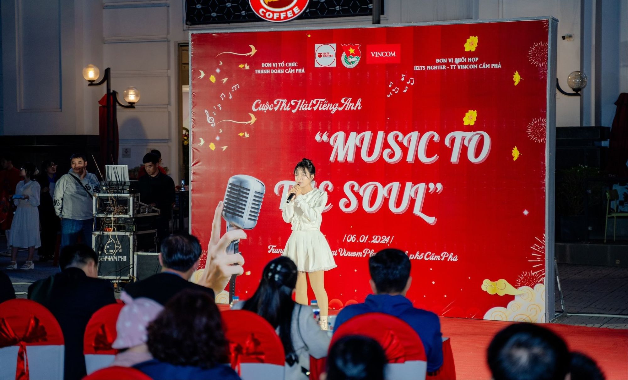 Chương tr&igrave;nh diễn ra s&ocirc;i nổi với c&aacute;c tiết mục văn nghệ của c&aacute;c bạn trẻ