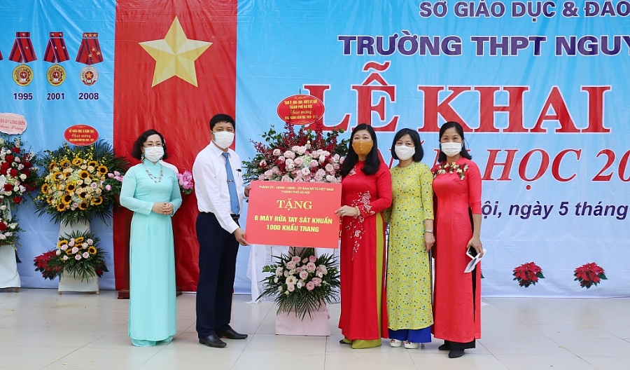 lễ khai giảng v&agrave; trao giải 