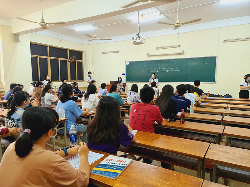 Hơn 150 sinh viên Đại học Khoa học xã hội và nhân văn tham gia kì thi thử IELTS