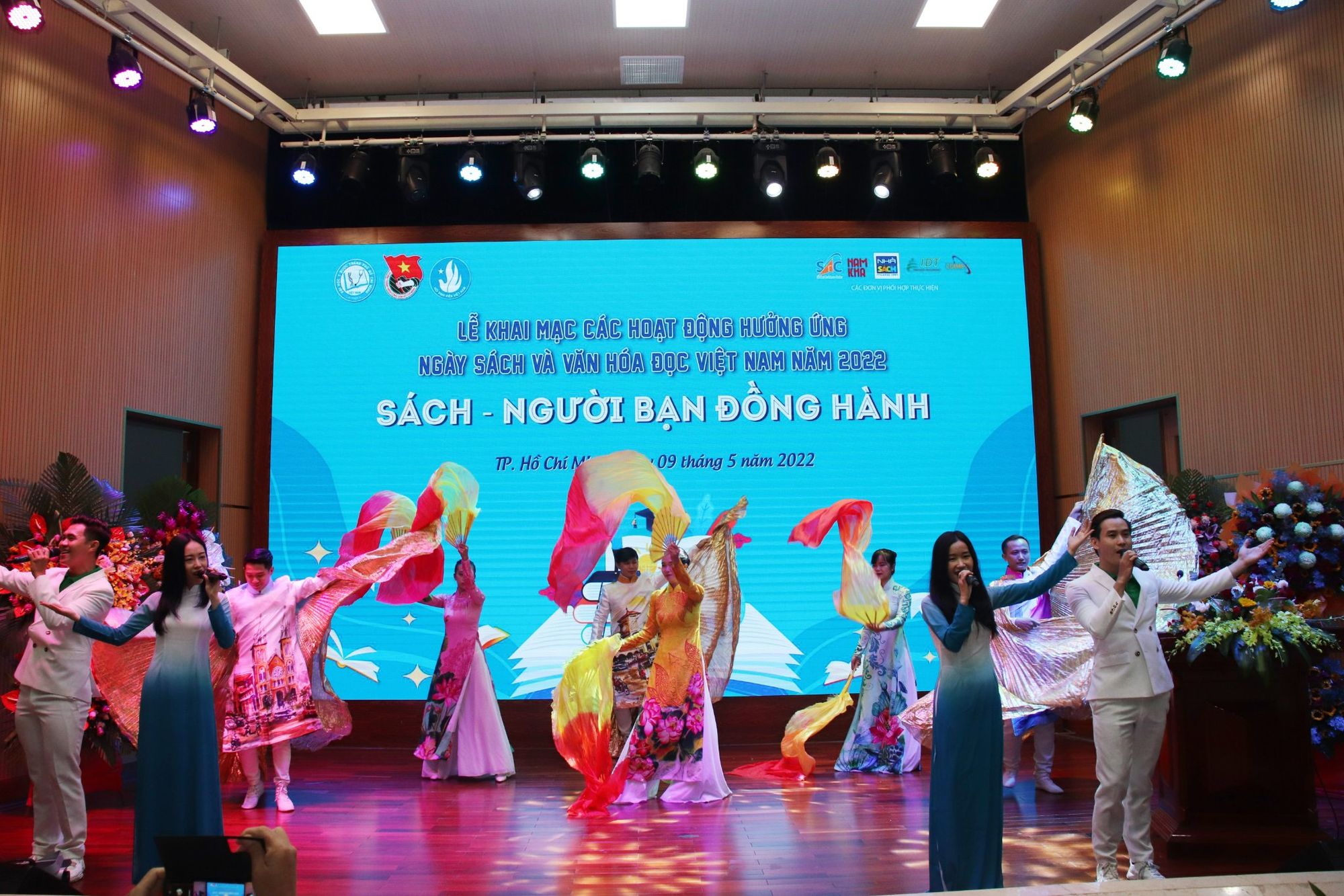 hoạt động ngoại kho&aacute; "S&aacute;ch l&agrave; bạn"