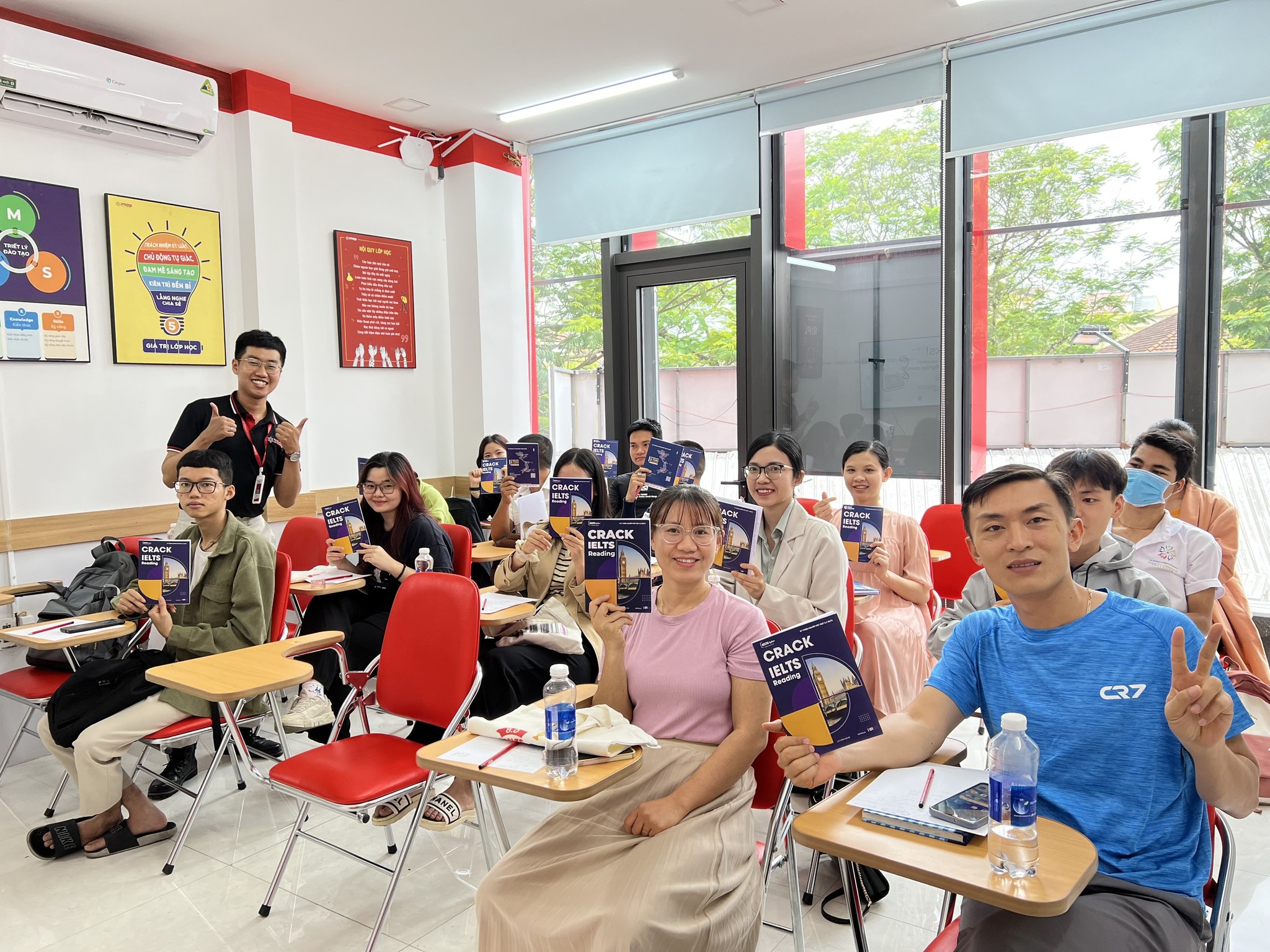 Lớp học s&aacute;ng tạo c&ugrave;ng c&aacute;c thầy c&ocirc; tại Huế