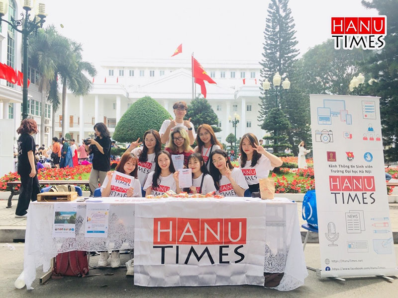 sinh vi&ecirc;n đại học h&agrave; nội