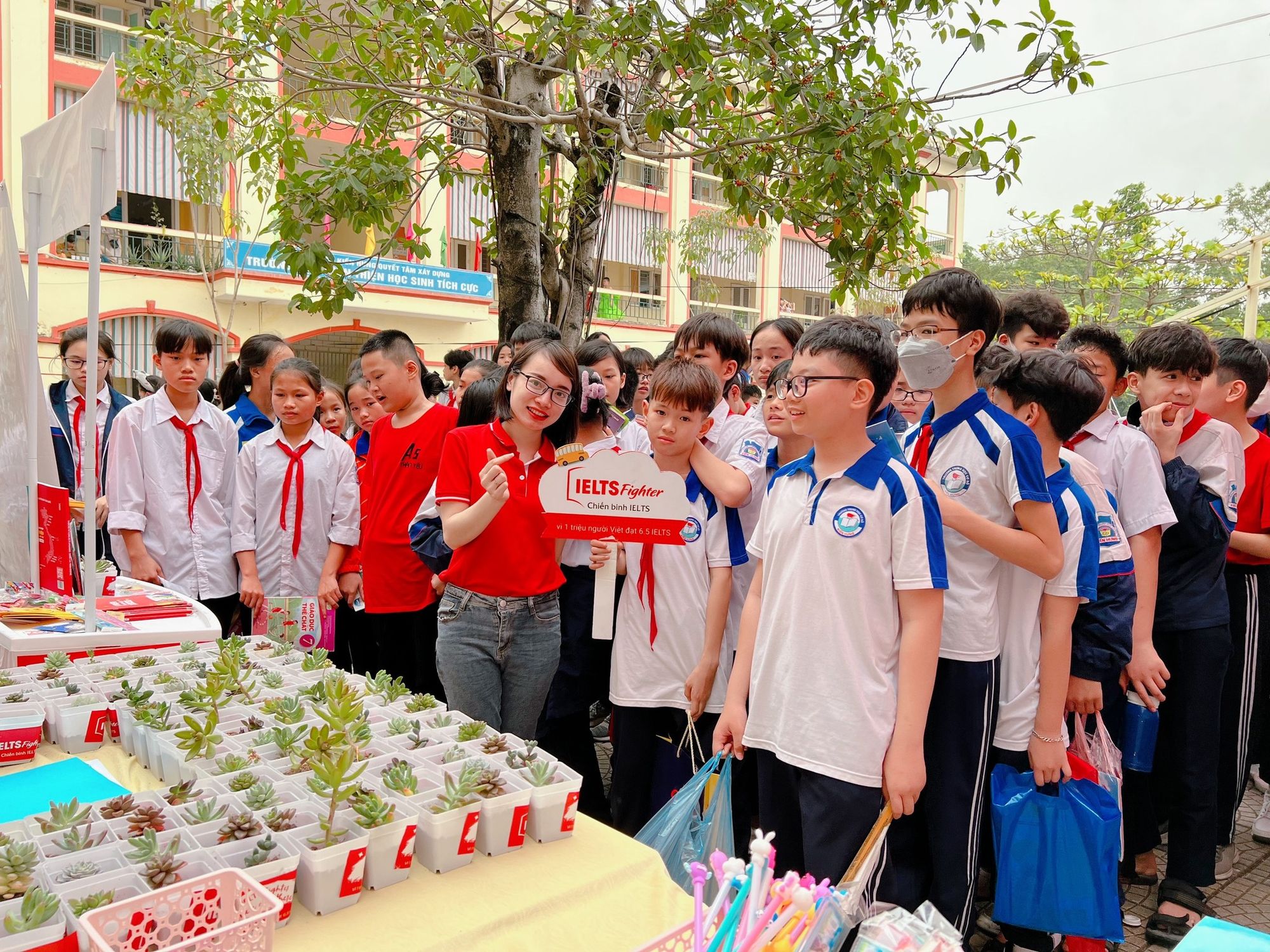 Hoạt động &ldquo;Đổi giấy lấy c&acirc;y&rdquo; thu h&uacute;t đ&ocirc;ng đảo c&aacute;c bạn trẻ tham gia v&agrave; hưởng ứng